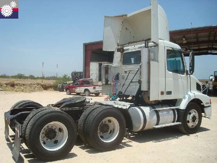 Tractocamion Volvo VNM64T  de medio uso en venta Ref.: 1248132970244083 No. 4