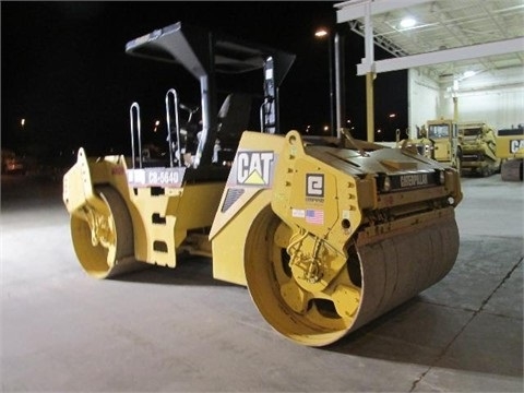 Compactadora Vibratoria Caterpillar CB-564D