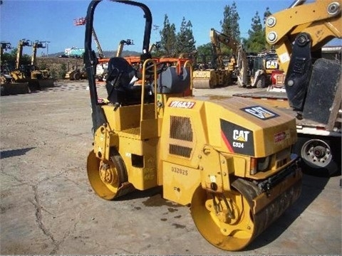 Compactadora Vibratoria Caterpillar CB24