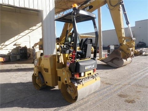 Compactadora Vibratoria Caterpillar CB24