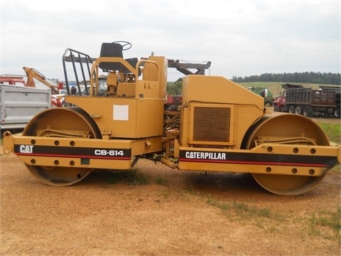 Compactadora De Doble Rodillo Caterpillar CB-614