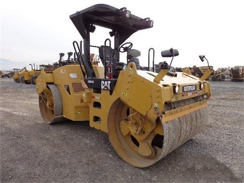 Compactadora Vibratoria Caterpillar CB-564D de segunda mano a la  Ref.: 1417983480905823 No. 2