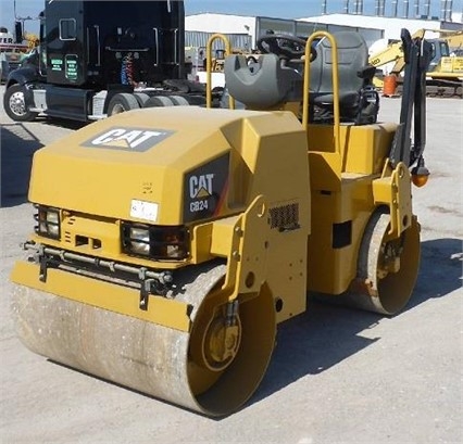 Compactadora Vibratoria Caterpillar CB24 seminueva Ref.: 1472148913217325 No. 2