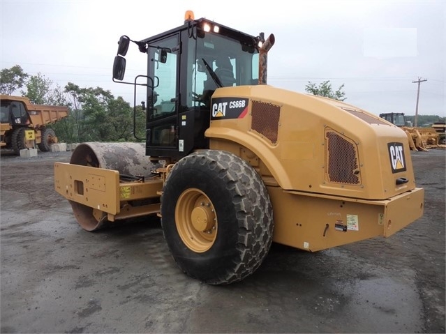 Compactadora Vibratoria Caterpillar CS66 de segunda mano en venta Ref.: 1496093745859911 No. 4