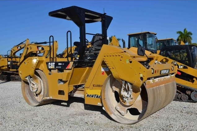 Compactadora Vibratoria Caterpillar CB54 de segunda mano en venta Ref.: 1510693636677833 No. 3