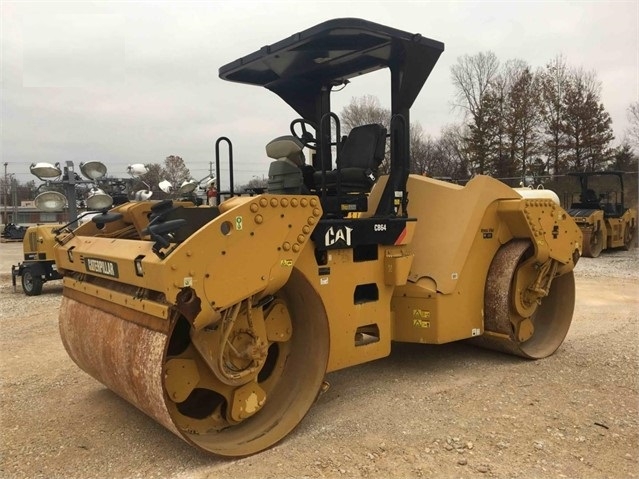 Compactadora Vibratoria Caterpillar CB64