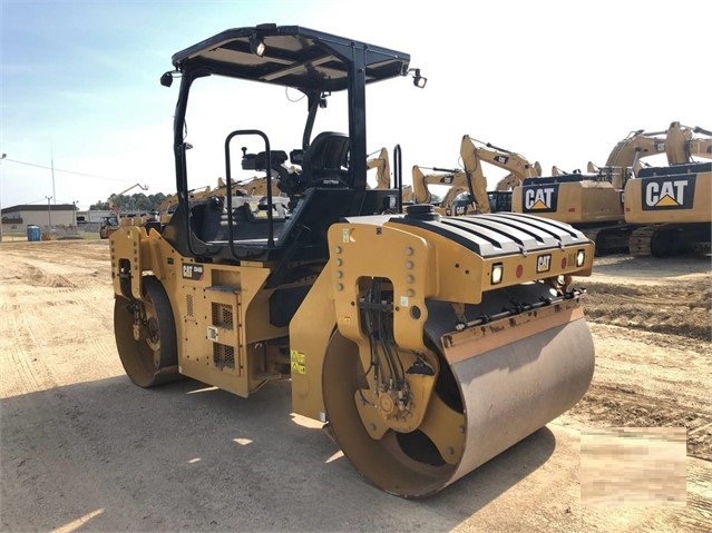 Compactadora Vibratoria Caterpillar CB64 de segunda mano en venta Ref.: 1621641373843083 No. 4