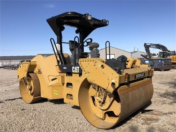 Compactadora Vibratoria Caterpillar CB64