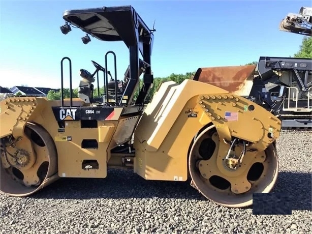 Compactadora Vibratoria Caterpillar CB54