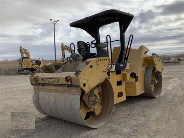 Compactadora Vibratoria Caterpillar CB64