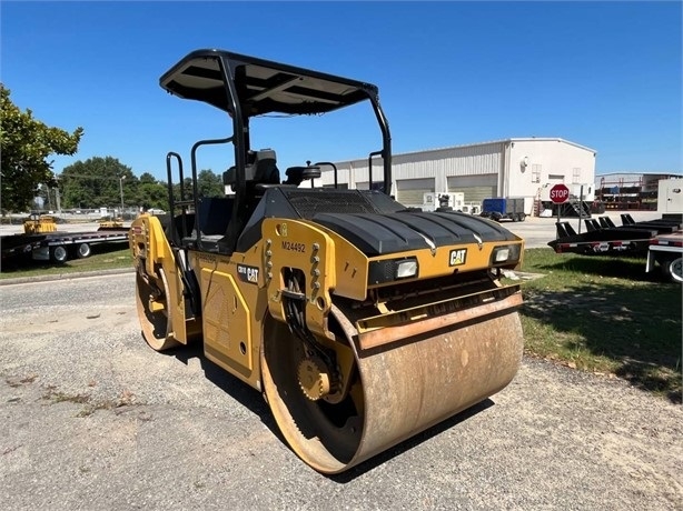 Compactadora Vibratoria Caterpillar CB10 en venta, usada Ref.: 1683647770632975 No. 2